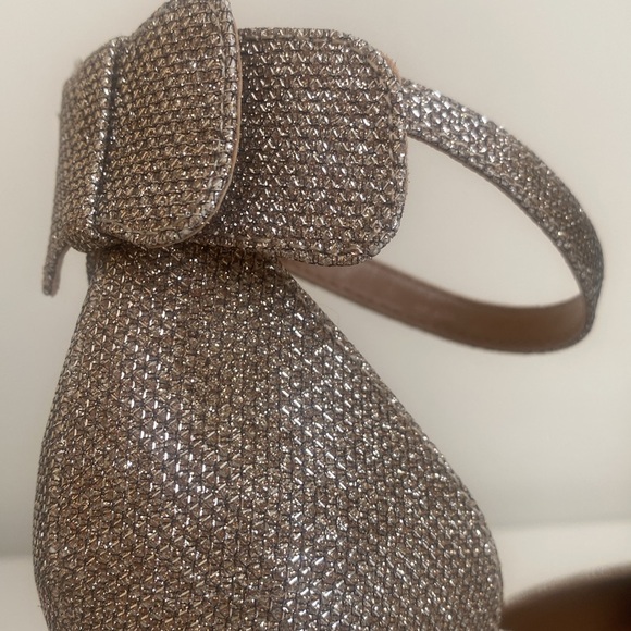 Jessica Simpson Lana High Heels Sz 9 Double Bow Ankle Strap Glittery Gold Pumps - Picture 12 of 15